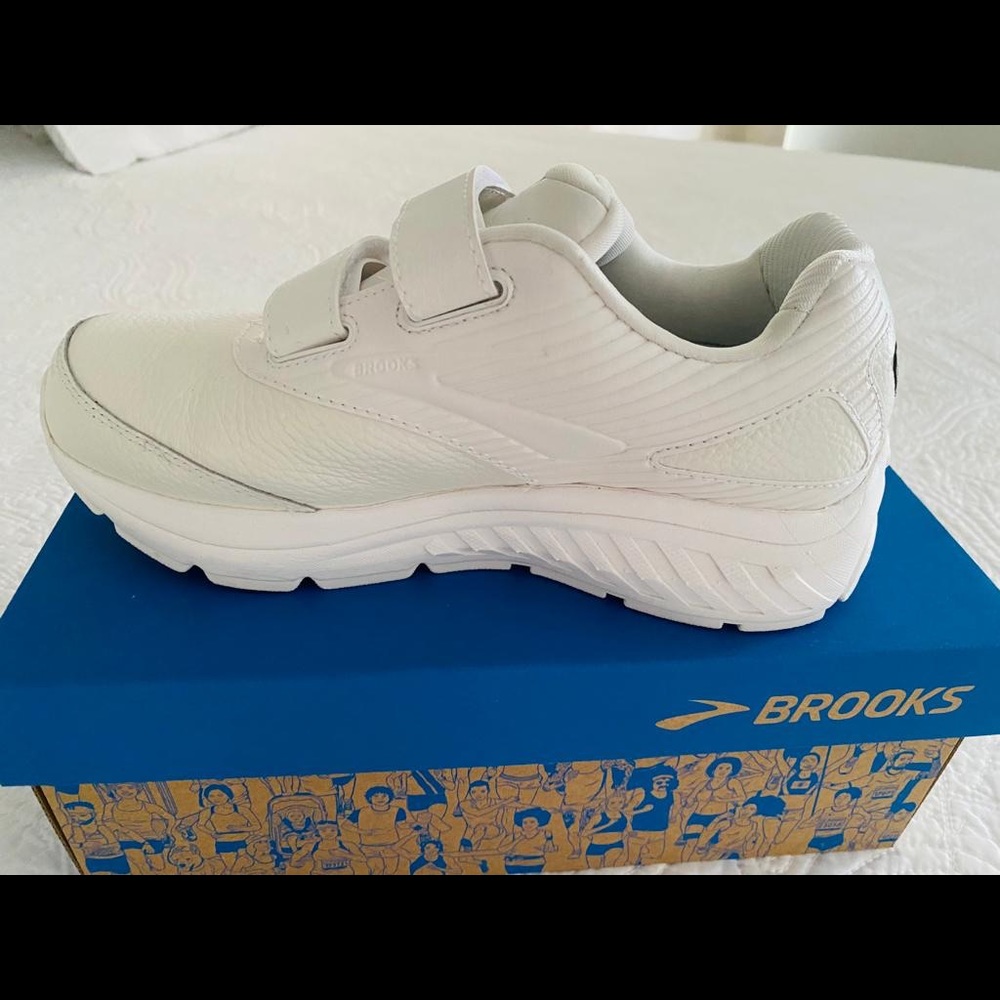 Brand new, never worn: Brooks ADDICTION WALKER V-Strap2, size 7 Extra Wide (2E).